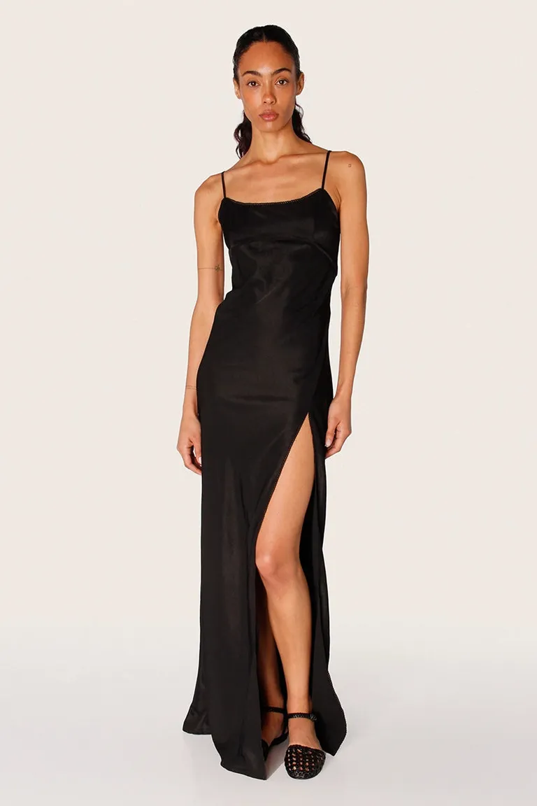 Vestido de seda negro con escote redondeado y recorte bajo el busto de Sofia Sarkany en Vestidos para argentina