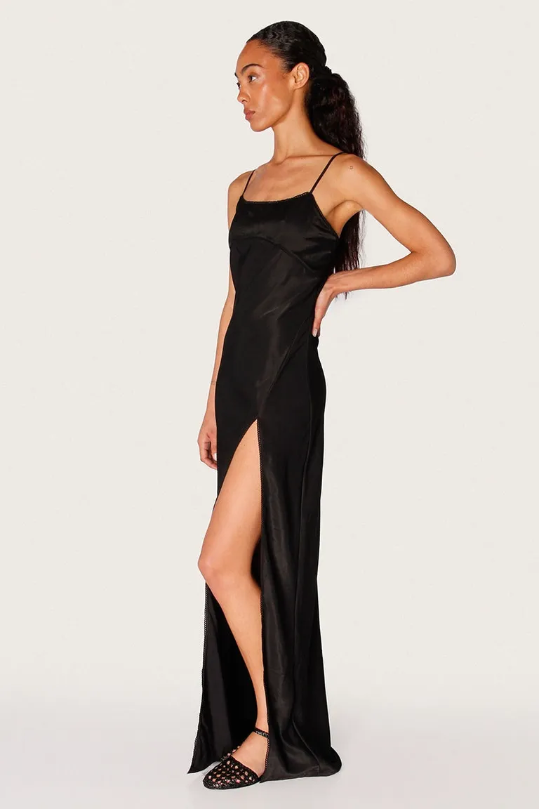 Vestido de seda negro con escote redondeado y recorte bajo el busto de Sofia Sarkany en Vestidos para argentina