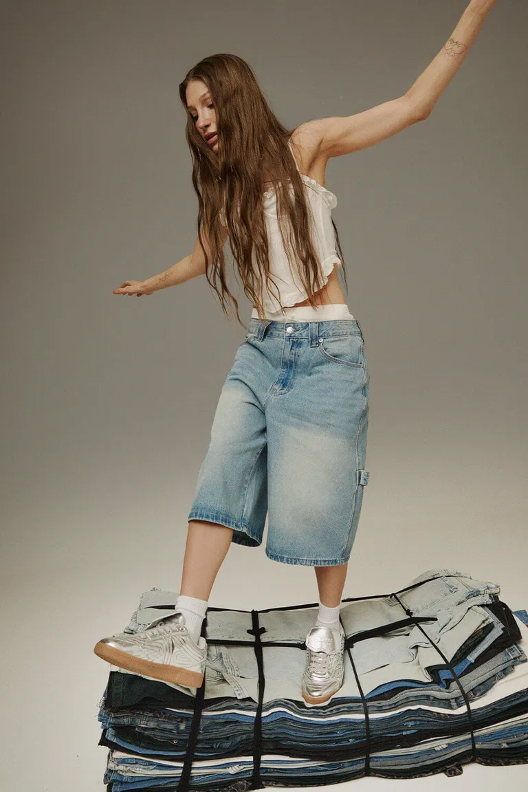 Pantalones de tiro alto en denim claro con detalles gastados y pierna amplia de 47 Street en Pantalones para argentina