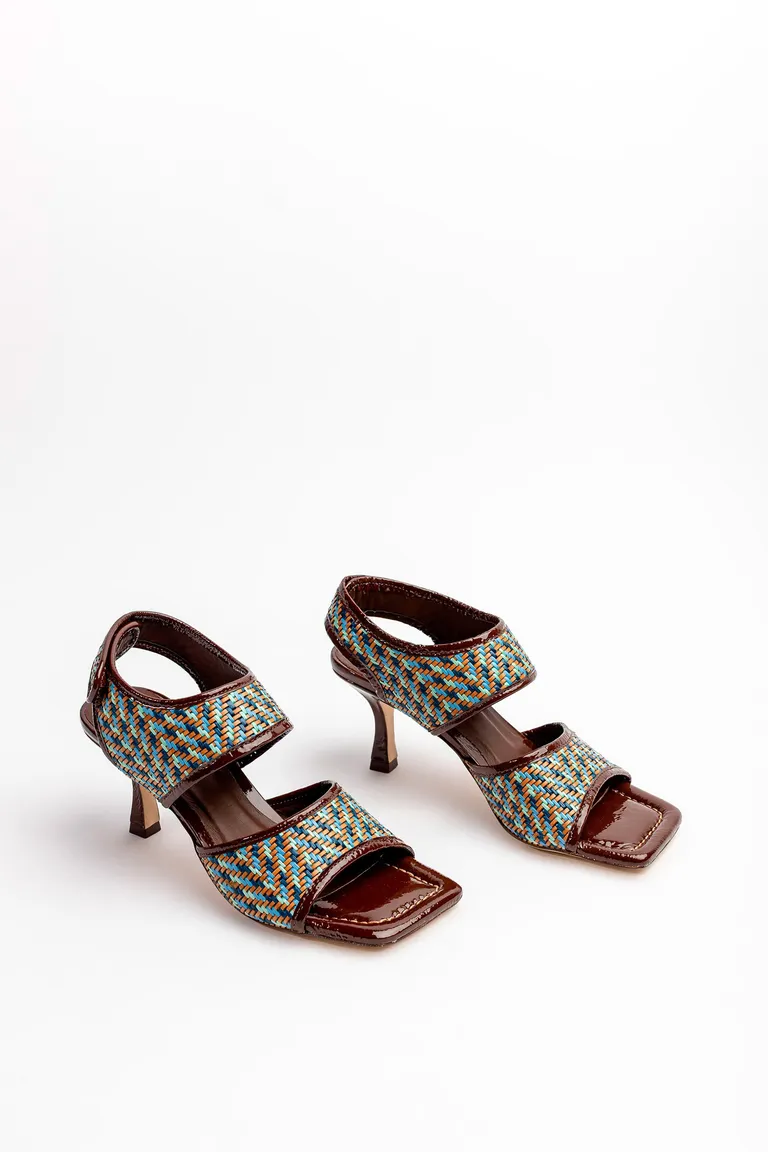 Sandalia fresia de rafia y cuero charol con ajuste al tobillo y taco de 7,5 cm de Mishka en Sandalias para argentina