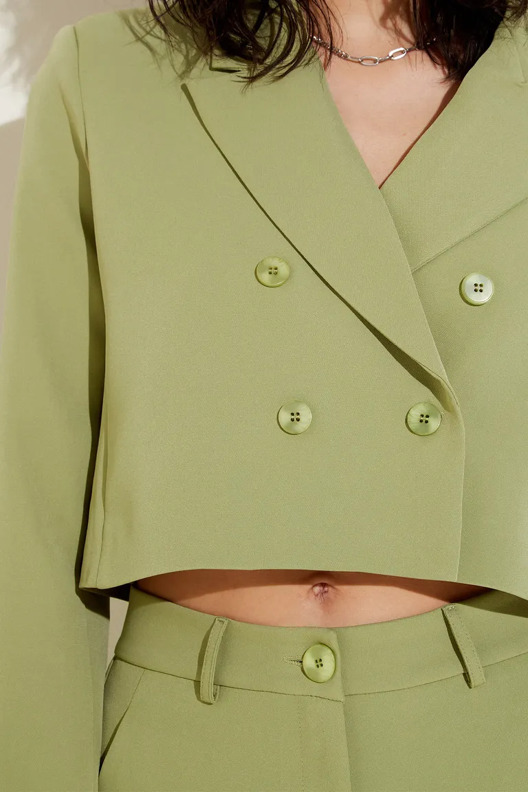 Saco sastrero corto con solapa y cierre cruzado de cuatro botones de Cuesta Blanca en Blazers para argentina