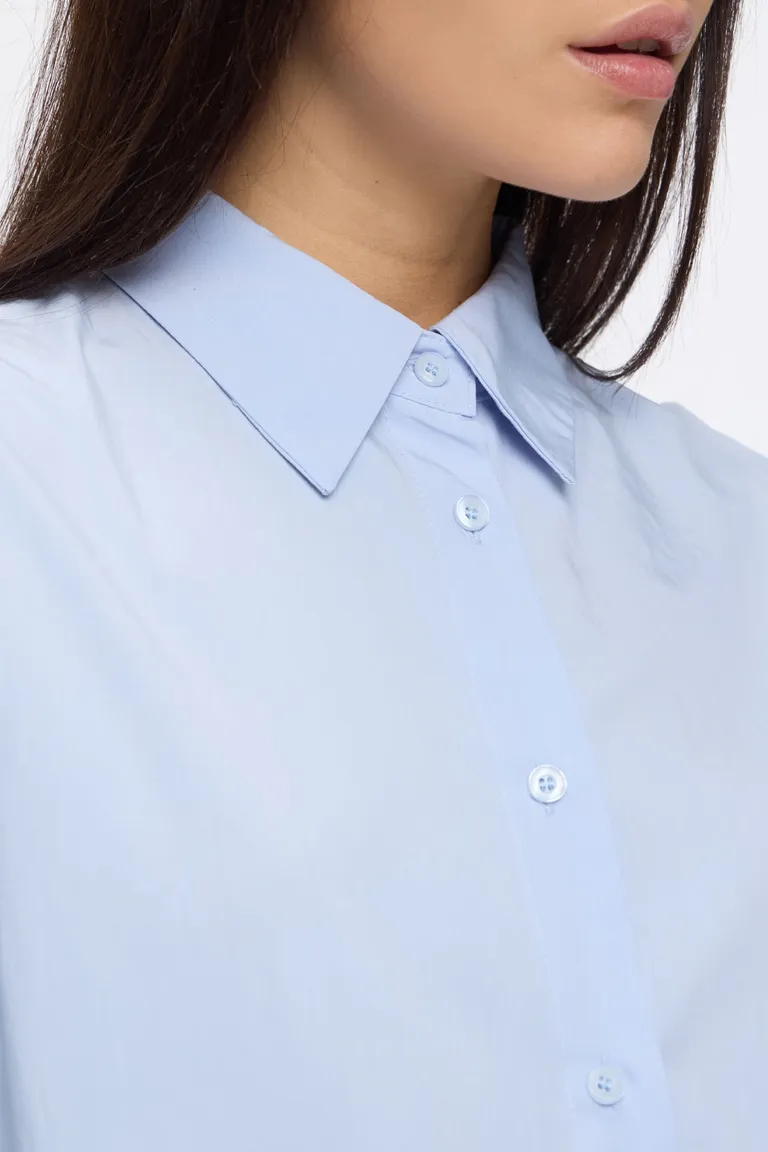 Camisa de corte clásico con cierre frontal de botones, puños ajustables y detalle de tablas en espalda de Cuesta Blanca en Camisas para argentina