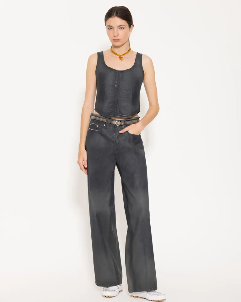 Pantalones de tiro medio-bajo con efecto de coating simil cuero en denim azulado de Jazmin Chebar en Pantalones para argentina