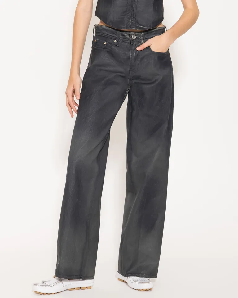 Pantalones de tiro medio-bajo con efecto de coating simil cuero en denim azulado de Jazmin Chebar en Pantalones para argentina