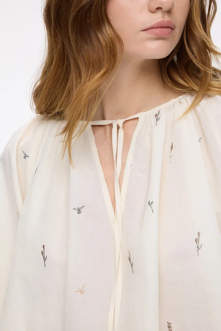 Blusa de mangas largas con escote fruncido y lazo de ajuste frontal de Cuesta Blanca en Blusas para argentina