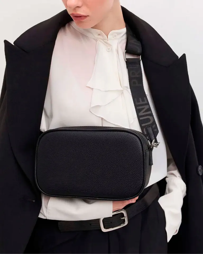 Bandolera de cuero graneado negra para complementar tus atuendos casuales de Prüne en Bolsos y Carteras para argentina