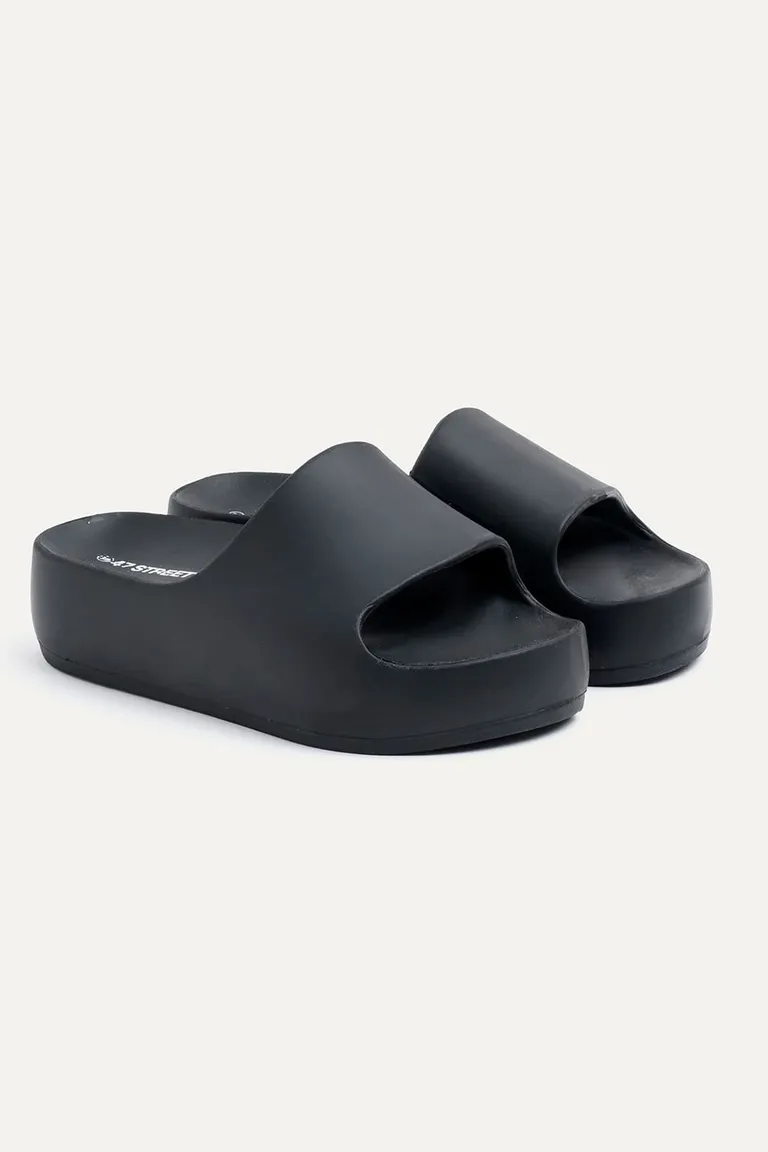 Chanclas de goma con plataforma negras, calzado cómodo y con estilo para el verano de 47 Street en Ojotas para argentina