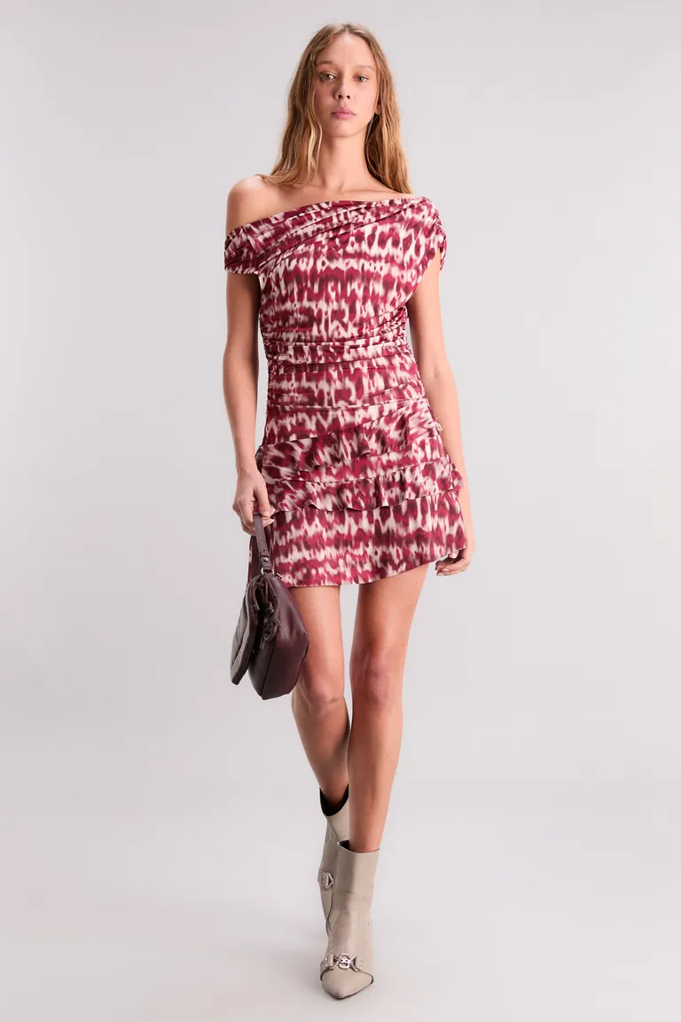 Vestido heatwave de microfibra con hombro caído y volados en la falda de Kosiuko en Vestidos para argentina