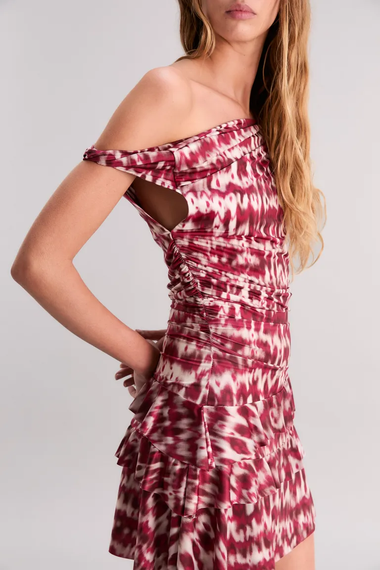 Vestido heatwave de microfibra con hombro caído y volados en la falda de Kosiuko en Vestidos para argentina