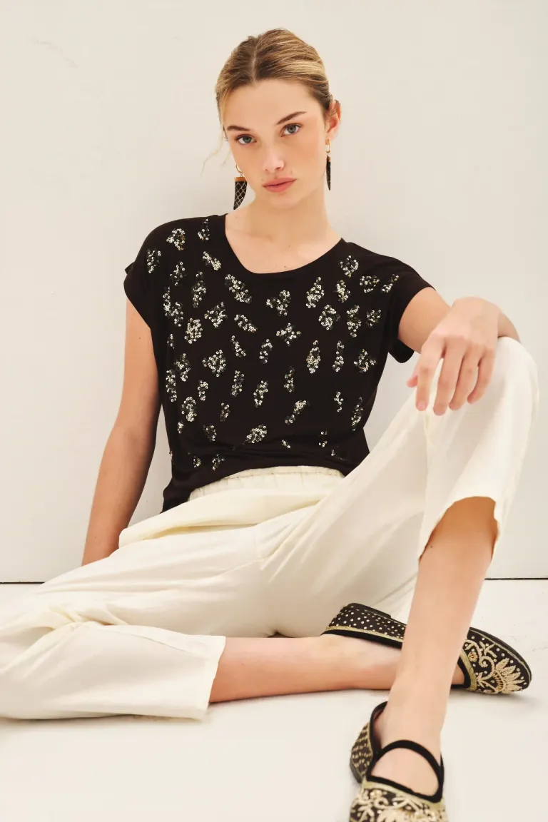 Remera básica de viscosa con estampado floral y bordado de Rapsodia en Remeras para argentina