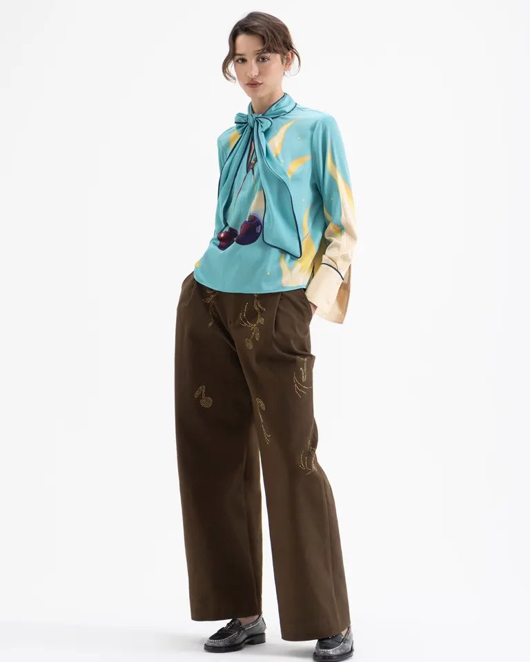 Camisa de mangas largas con lazo al cuello y estampa de frutas con ribetes en contraste de Jazmin Chebar en Camisas para argentina