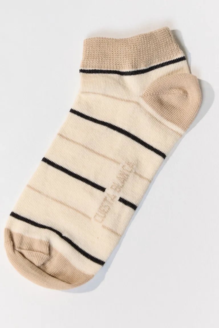 Elegantes medias con diseño de rayas en tonos neutros de Cuesta Blanca en Ropa Interior y Medias para argentina