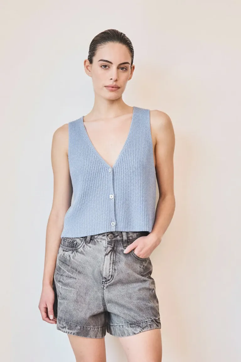 Chaleco tejido con escote en V y abotonado al frente, una pieza esencial para un estilo moderno y elegante de Justaosadia en Chalecos para argentina