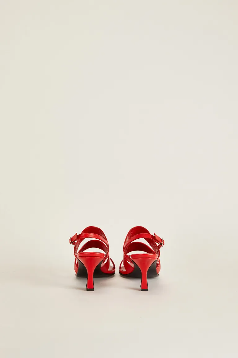 Sandalias de punta con cremallera, diseño elegante y versátil para un estilo femenino de Tucci en Sandalias para argentina