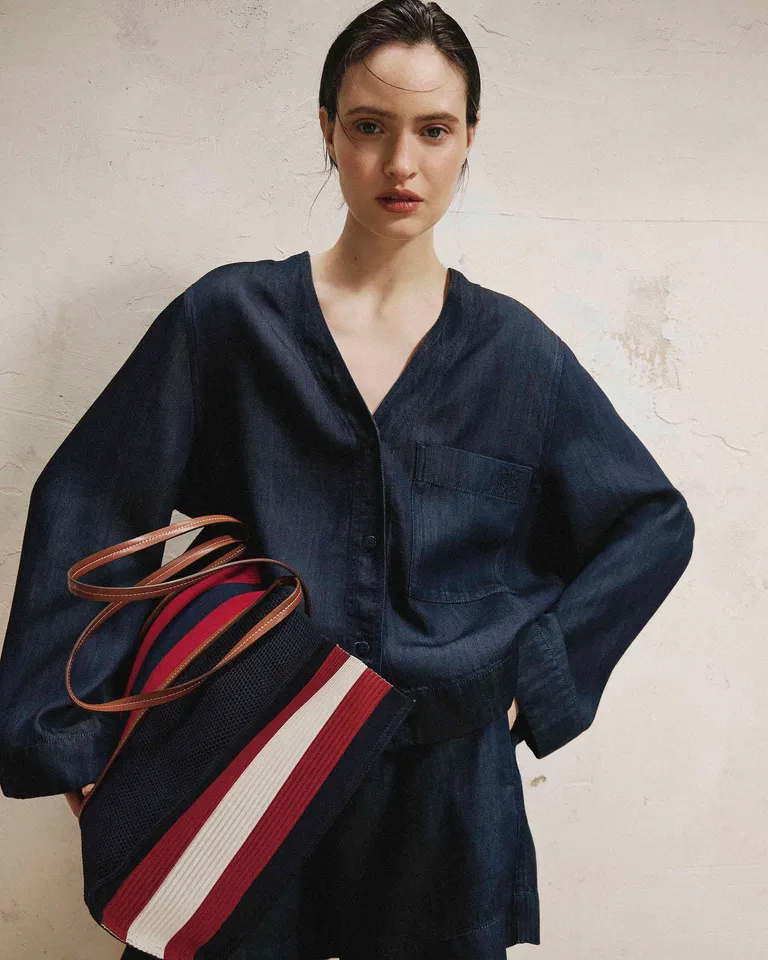 Camisa oversize de corte recto y cuello en V en tono azul oscuro de Prüne en Camisas para argentina