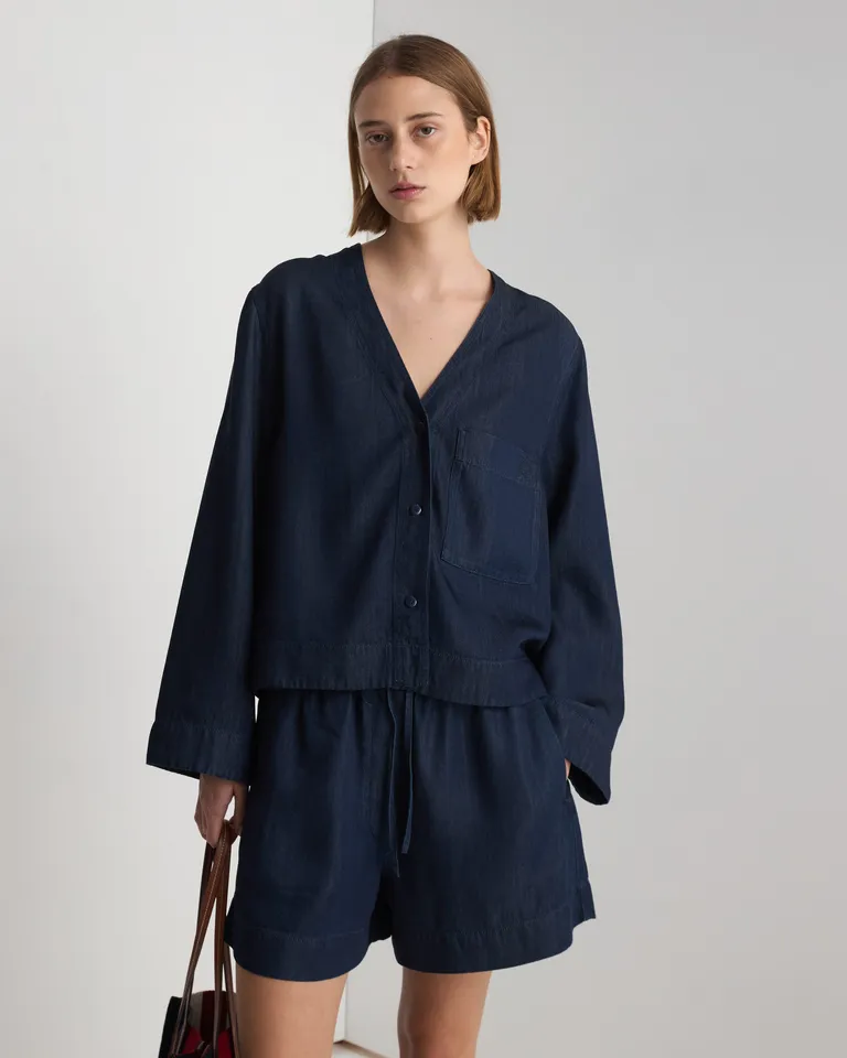 Camisa oversize de corte recto y cuello en V en tono azul oscuro de Prüne en Camisas para argentina