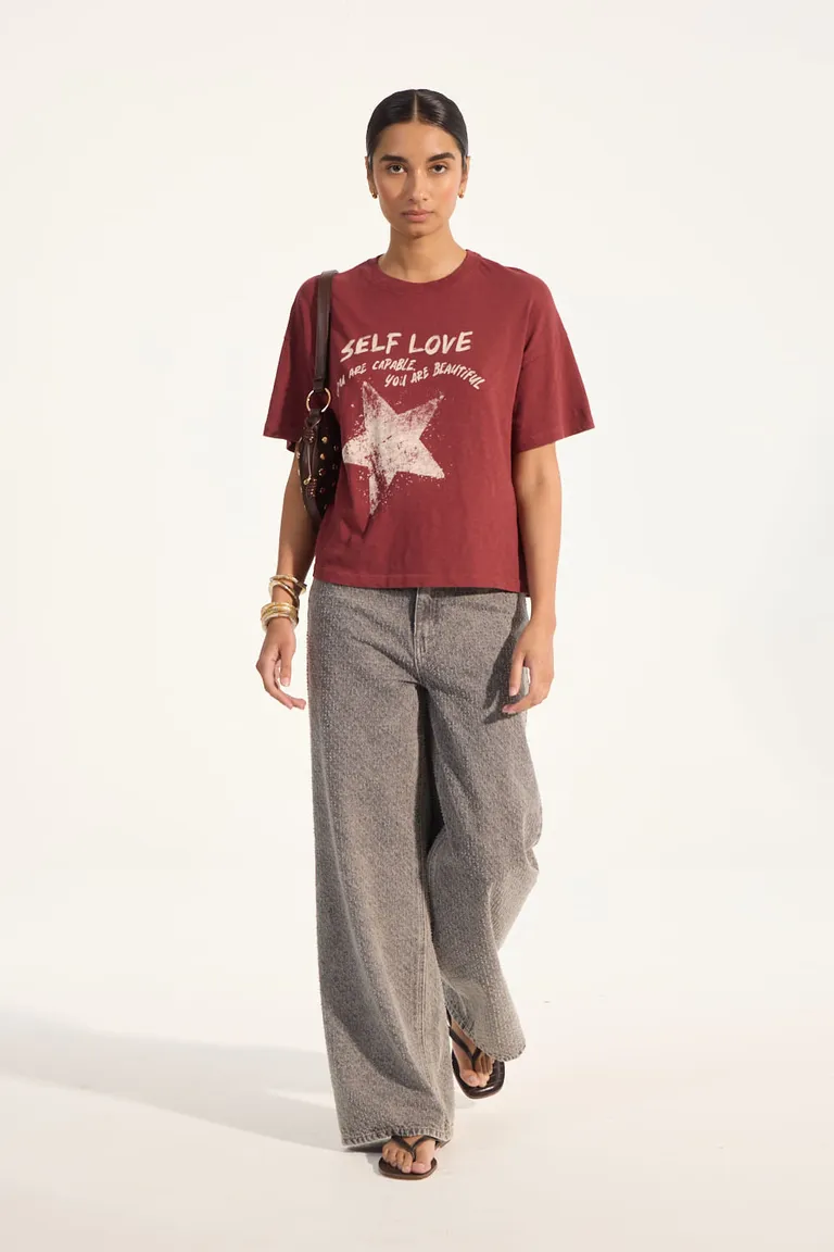 Remera de corte holgado con estampa gráfica en tono rojo de Portsaid en Remeras para argentina