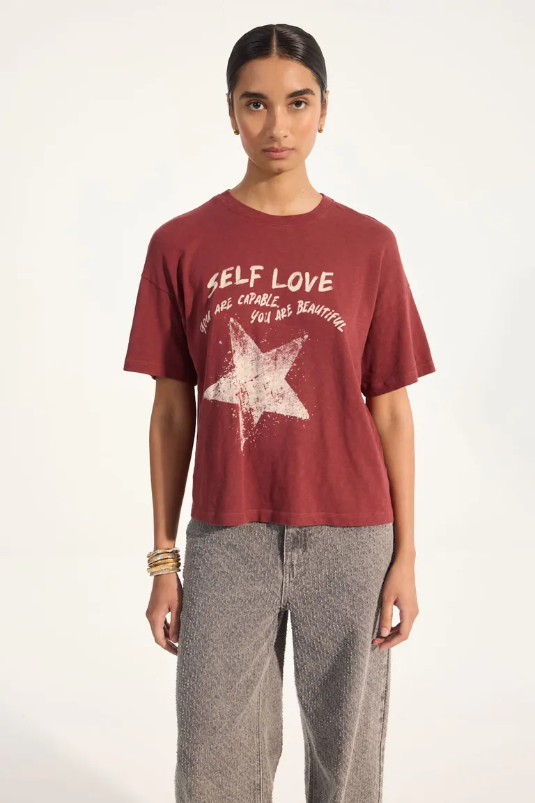 Remera de corte holgado con estampa gráfica en tono rojo de Portsaid en Remeras para argentina