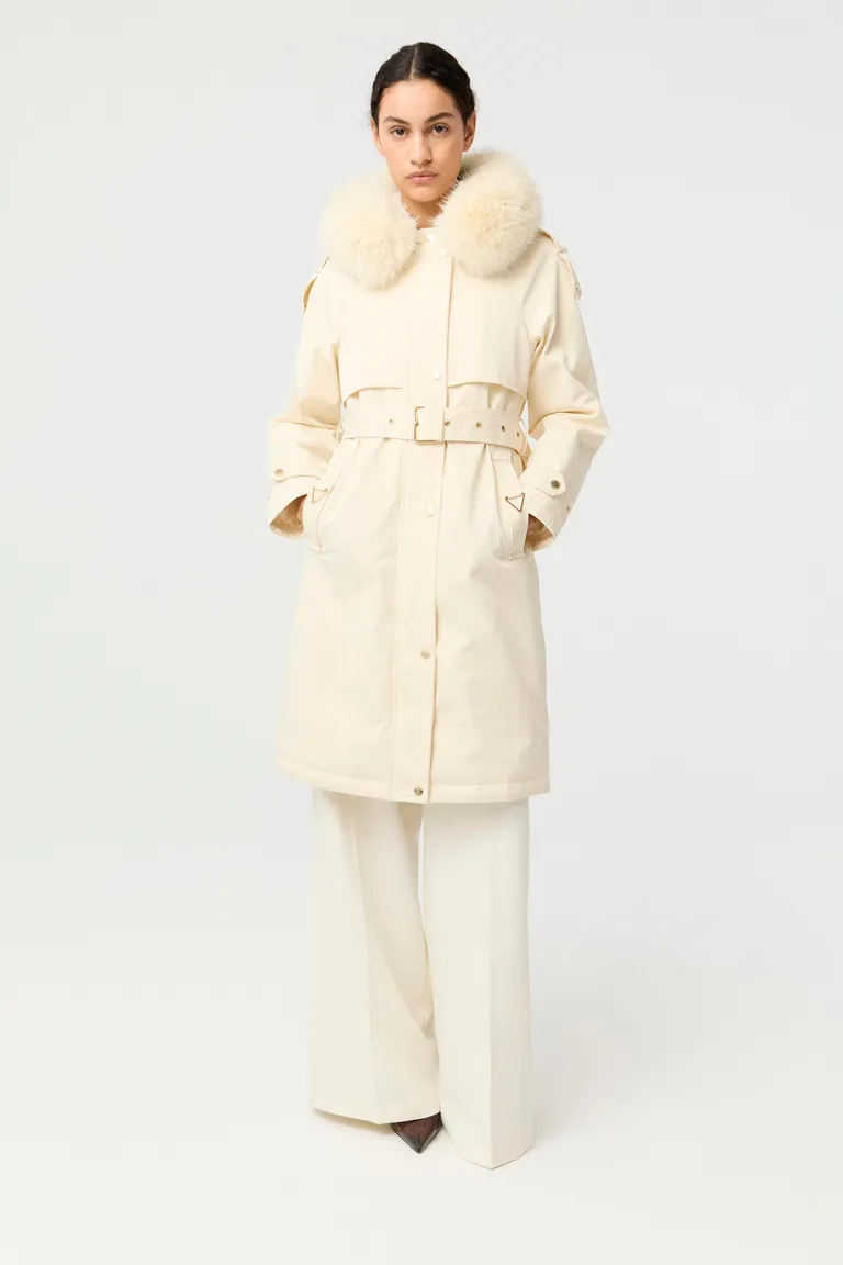 Parka larga entallada con capucha de piel sintética, cierre frontal y cinturón ajustable en la cintura de Markova en Tapados para argentina