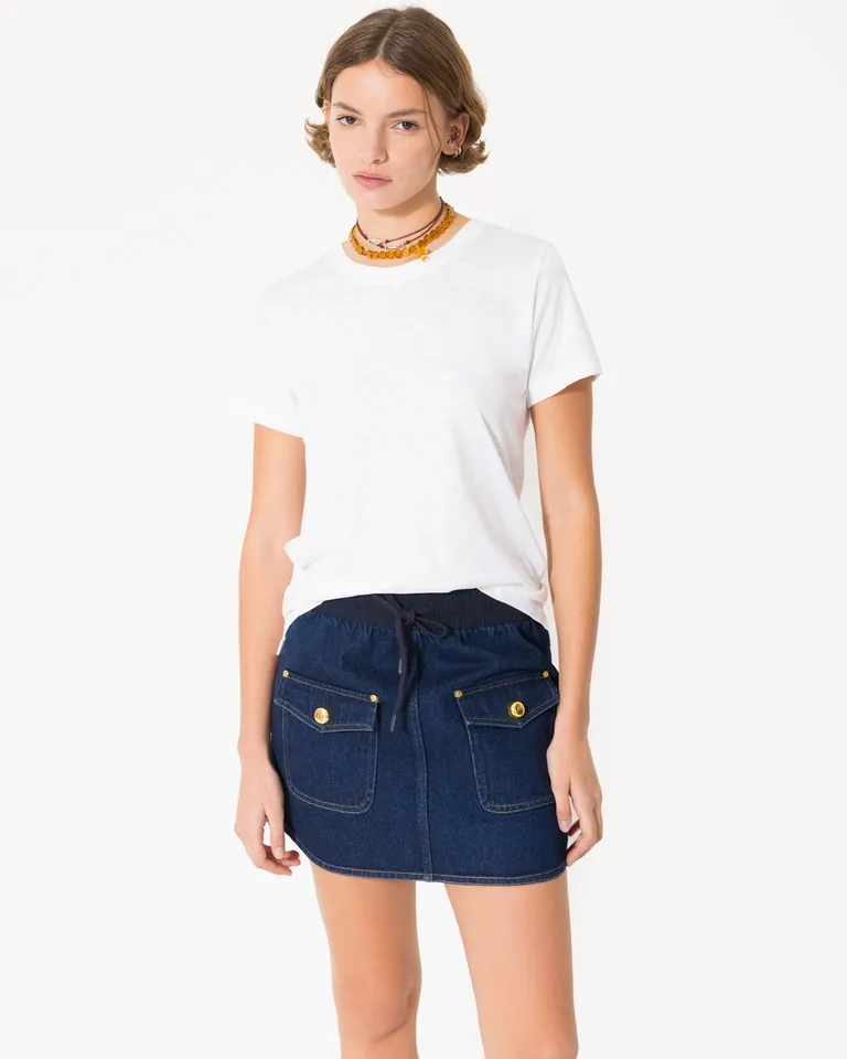 Remera blanca de corte regular con logo 3D en la espalda de Jazmin Chebar en Remeras para argentina