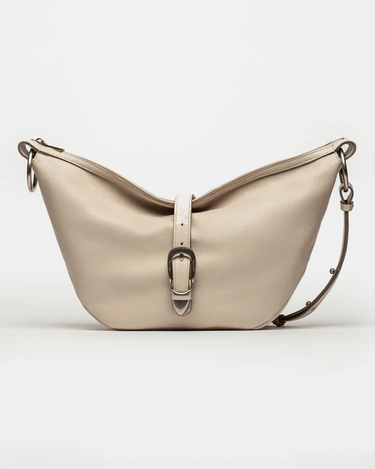 Bolso de cuero suave y satinado en tono beige con manija ancha y cierre central de Prüne en Bolsos y Carteras para argentina
