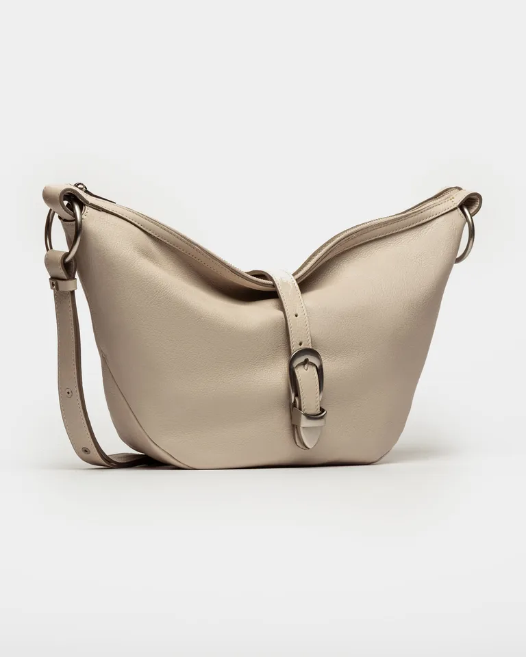 Bolso de cuero suave y satinado en tono beige con manija ancha y cierre central de Prüne en Bolsos y Carteras para argentina