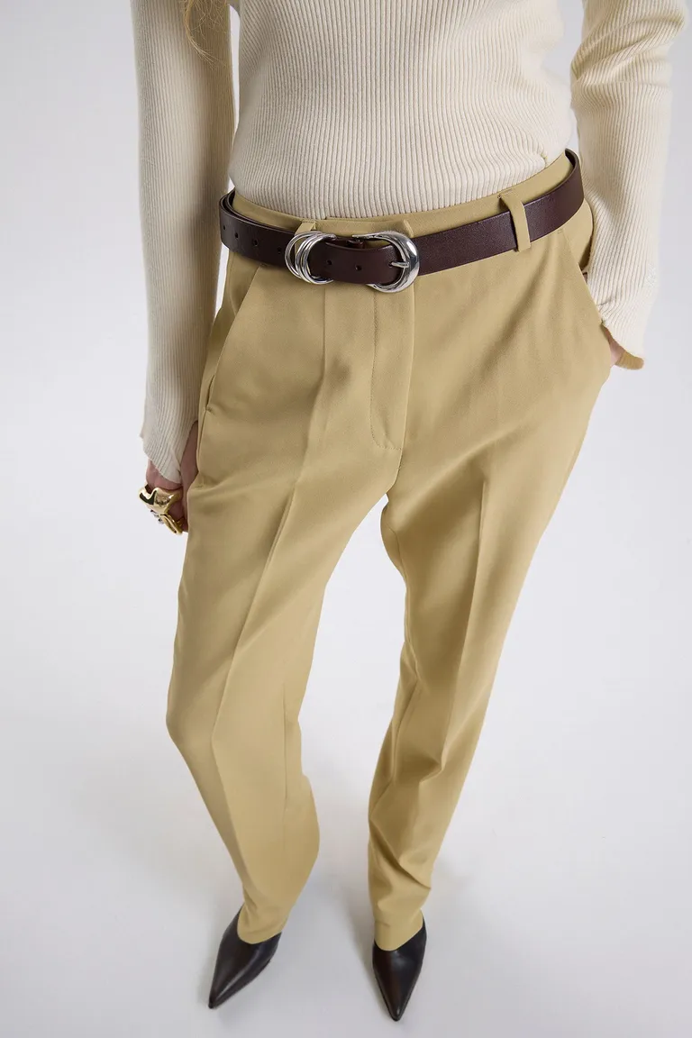 Pantalón sastrero de corte recto con bolsillos laterales y calce tradicional de Maria Cher en Pantalones para argentina