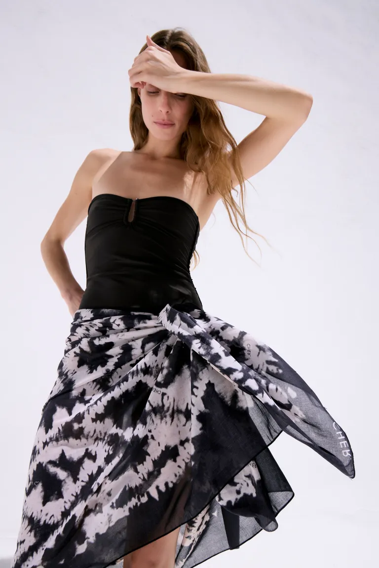 Vestido negro de corte suelto y detalles de vuelo en la falda de Maria Cher en Vestidos para argentina