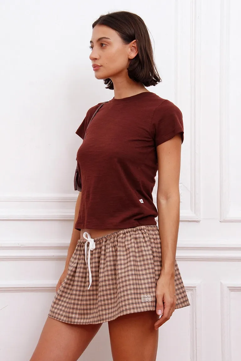 Remera básica de cuello redondo y manga corta con calce regular al cuerpo de Sofia Sarkany en Remeras para argentina