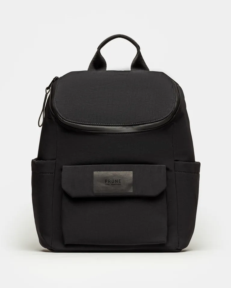 Mochila Adventure de nylon mate en color negro con herrajes y cierres en tonos oscuros de Prüne en Mochilas para argentina