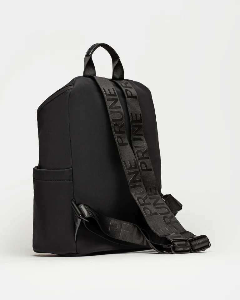 Mochila Adventure de nylon mate en color negro con herrajes y cierres en tonos oscuros de Prüne en Mochilas para argentina