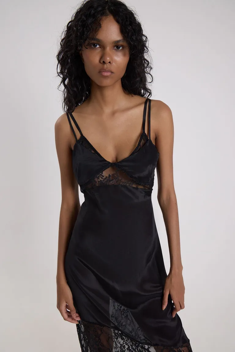 Vestido midi lencero con detalles de encaje, escote en V y breteles finos ajustables de Maria Cher en Vestidos para argentina