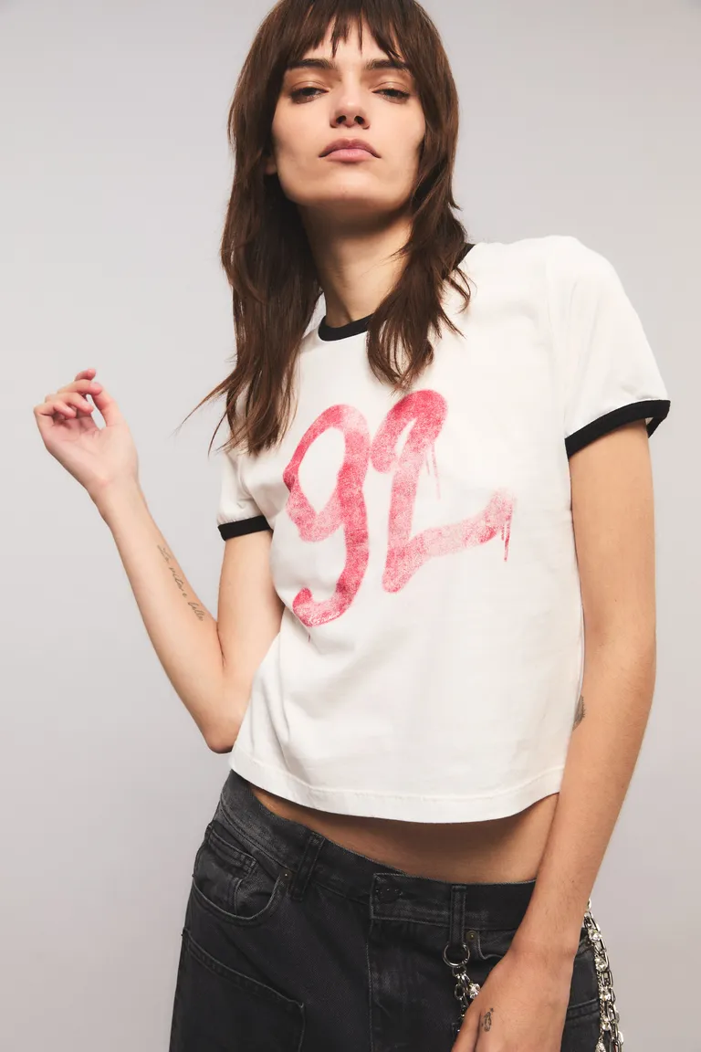 Remera blanca con estampado gráfico de amor en diseño moderno y casual de Kosiuko en Remeras para argentina