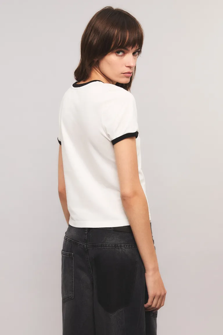 Remera blanca con estampado gráfico de amor en diseño moderno y casual de Kosiuko en Remeras para argentina