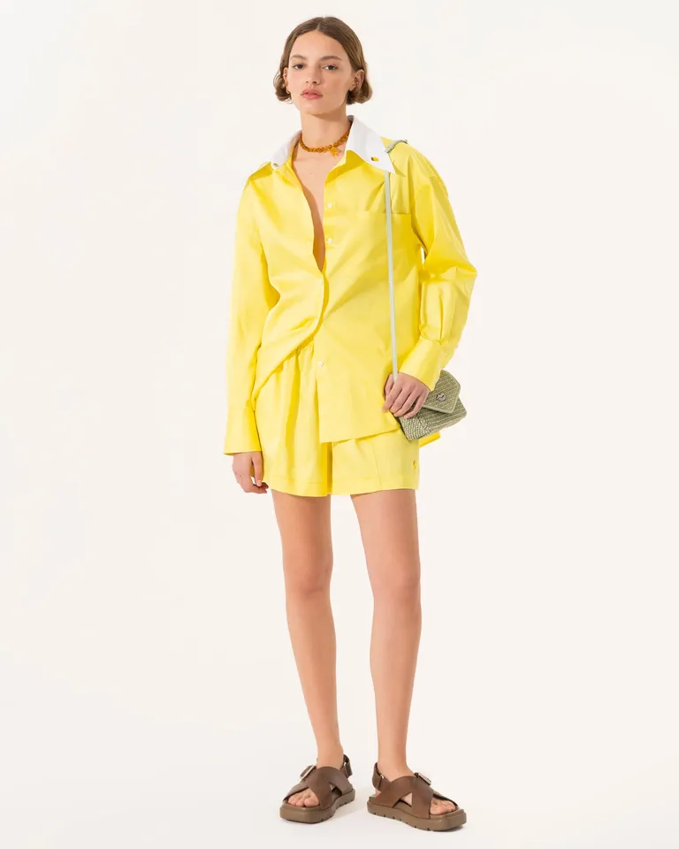 Shorts de poplín amarillo con cintura elástica y bordado de Jazmin Chebar en Shorts para argentina