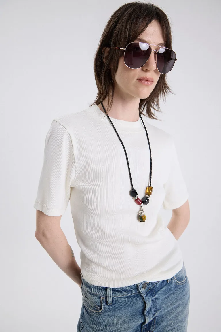 Remera básica de calce entallado con cuello redondo y mangas cortas para mujer de Maria Cher en Remeras para argentina