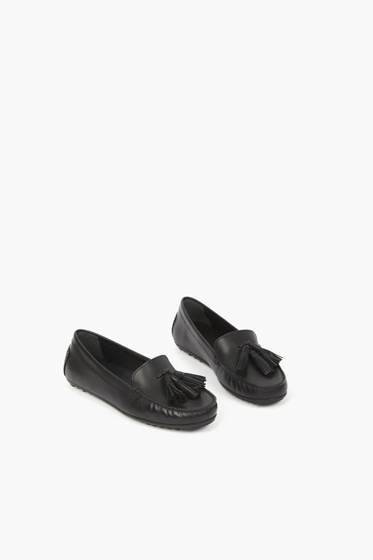 Mocasín femenino de punta redondeada con detalle de borla decorativa en el empeine y suela de goma de Mishka en Mocasines para argentina