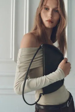 Cartera hombro ovalada de Mango en Bolsos y Carteras para argentina