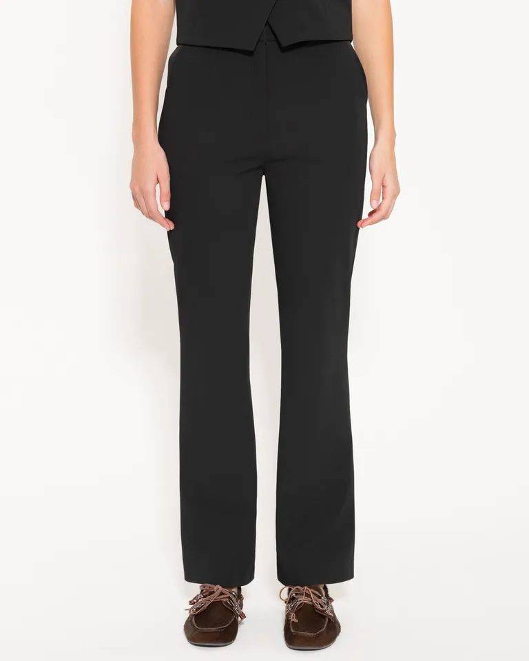 Pantalón de corte recto con detalles de cuero, una prenda elegante y de diseño único de Jazmin Chebar en Pantalones para argentina
