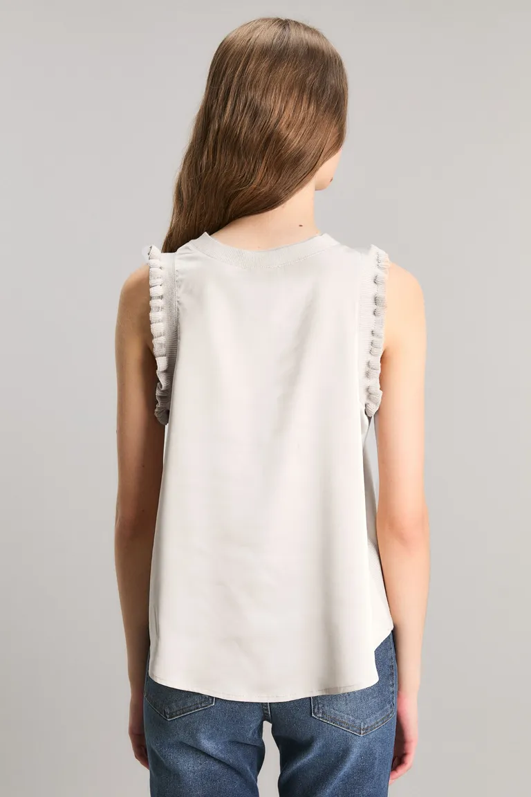 Top de saten brillante con detalles tejidos para un estilo casual y elegante de Kosiuko en Tops para argentina