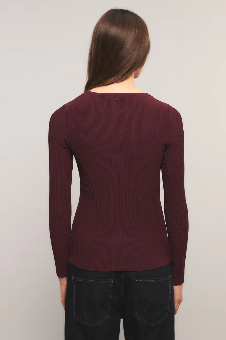 Sweater femenino de calce ajustado, cuello redondo y mangas largas con detalle de tejido en el frente de Kosiuko en Buzos y Sweaters para argentina