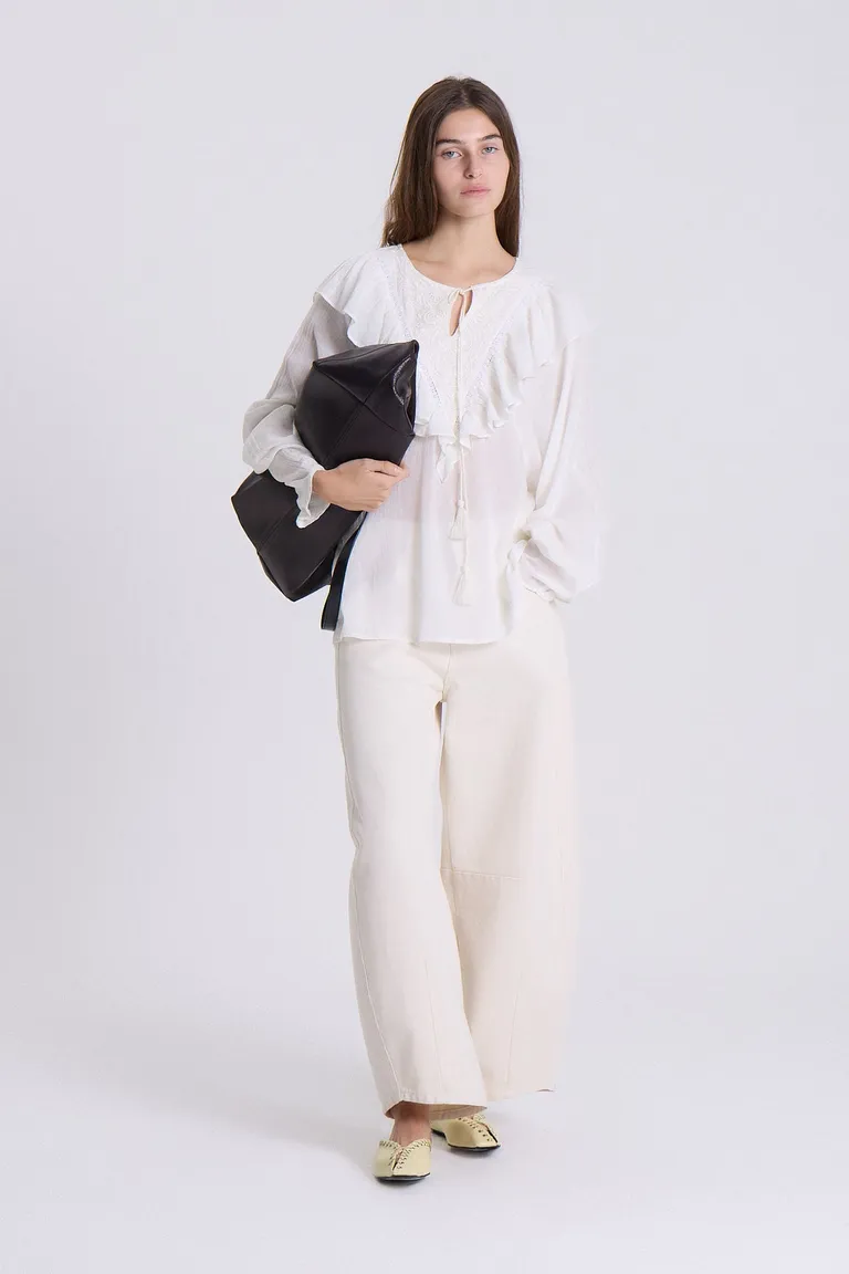 Blusa oversize de voile blanca con diseño de tablas en el delantero de Maria Cher en Blusas para argentina