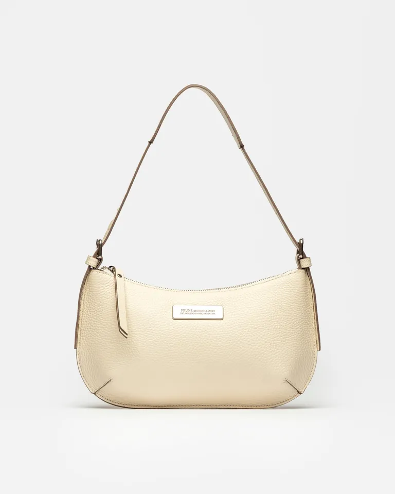 Cartera al hombro de cuero graneado con diseño estructurado y metal marcario de Prüne en Bolsos y Carteras para argentina