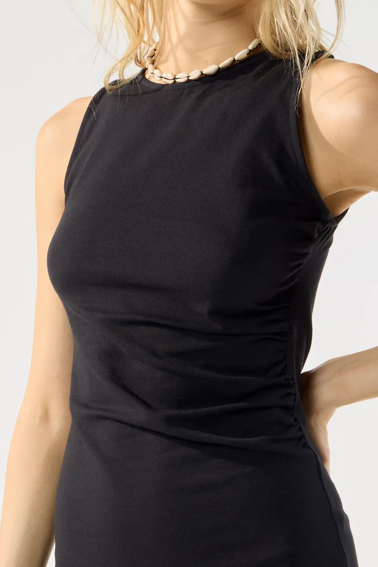 Vestido de punto negro con escote redondeado y detalles fruncidos de Cuesta Blanca en Vestidos para argentina