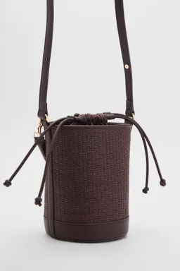 Bolso bucket rafia pequeño de Mango en Bolsos y Carteras para argentina