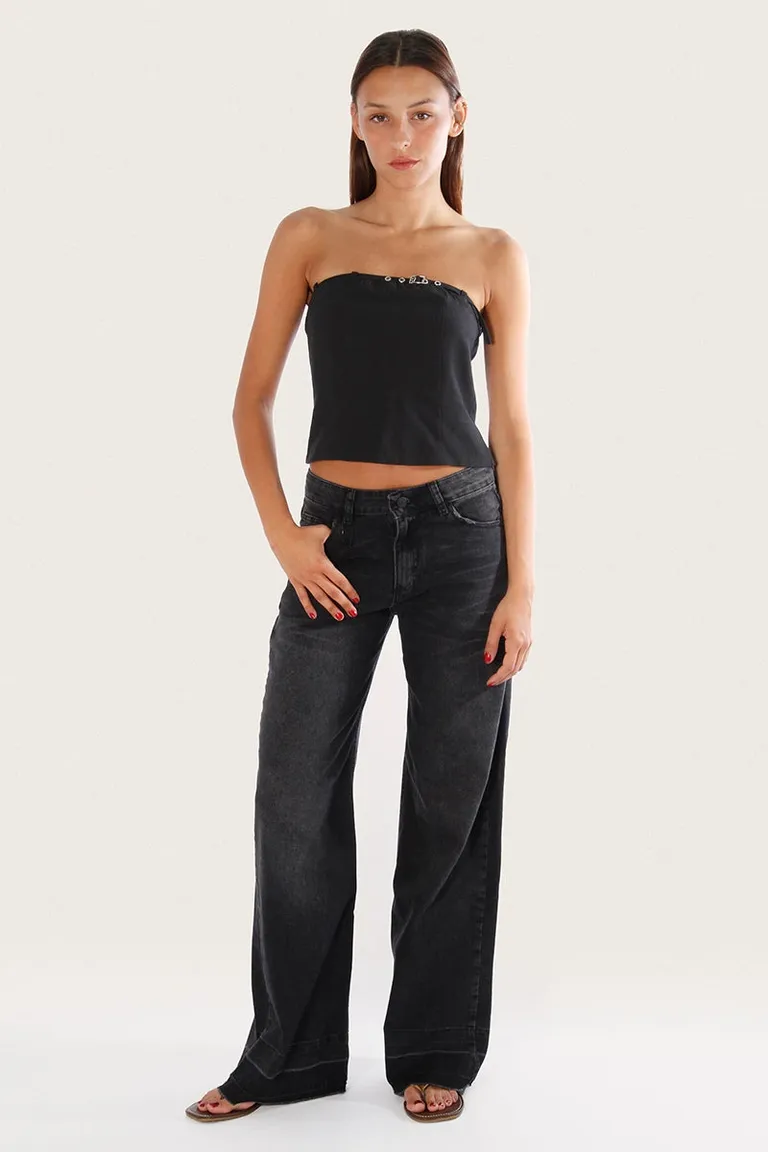 Top negro strapless con cinturón decorativo, diseño modular y elegante de Sofia Sarkany en Tops para argentina