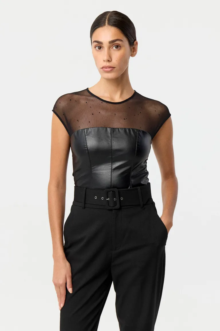 Top de diseño anatómico con cuello a la base y recortes estructurales en el frente de Markova en Tops para argentina