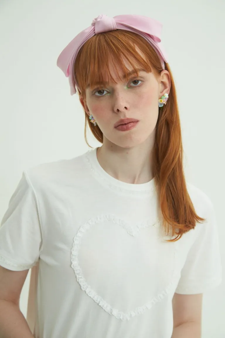 Remera de algodón con detalle de corazón y encaje fruncido de Las Pepas en Remeras para argentina