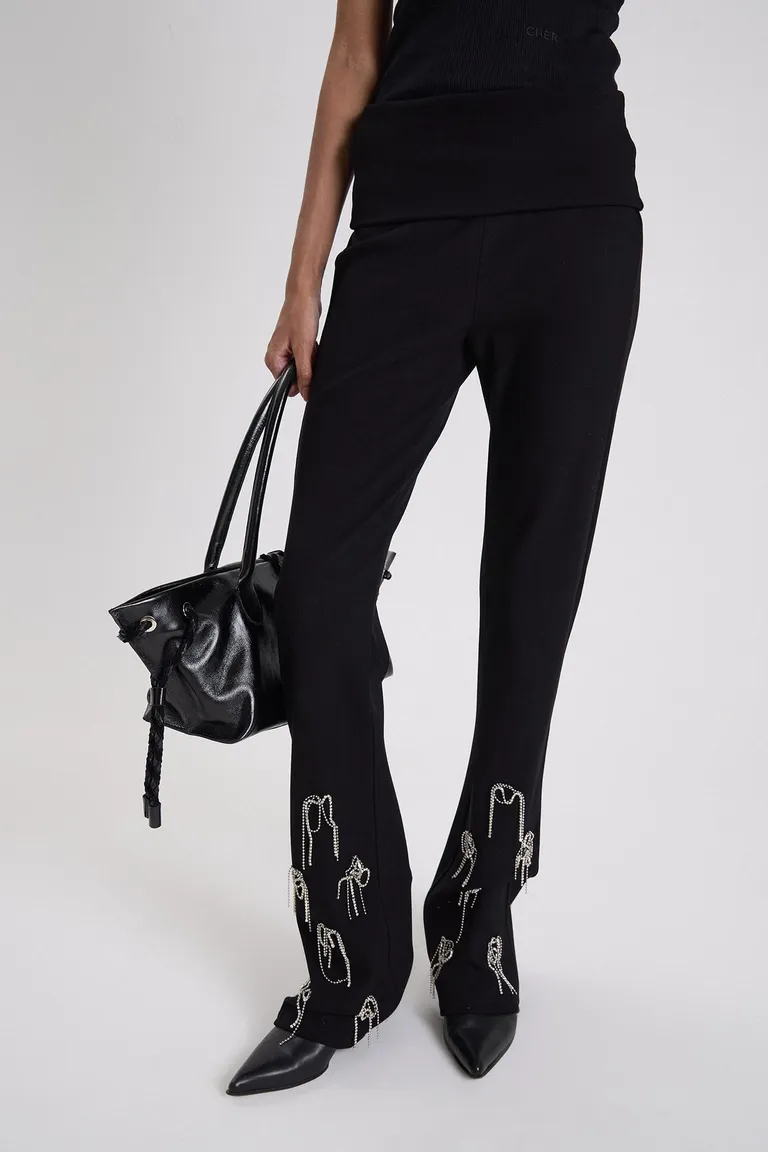 Pantalón de corte flare con detalles bordados en el bajo y cintura con pestaña diferenciada de Maria Cher en Pantalones para argentina