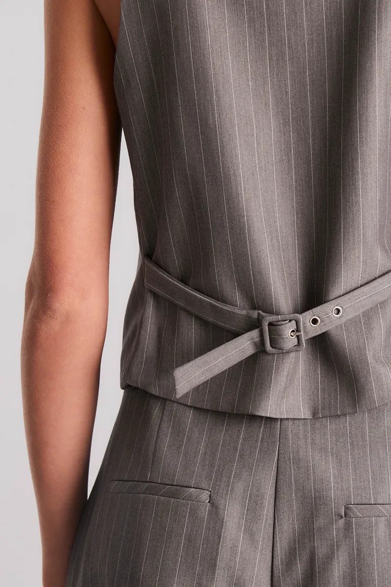 Chaleco Alison: Prenda elegante y versátil con diseño rayado y detalles únicos de Kosiuko en Chalecos para argentina